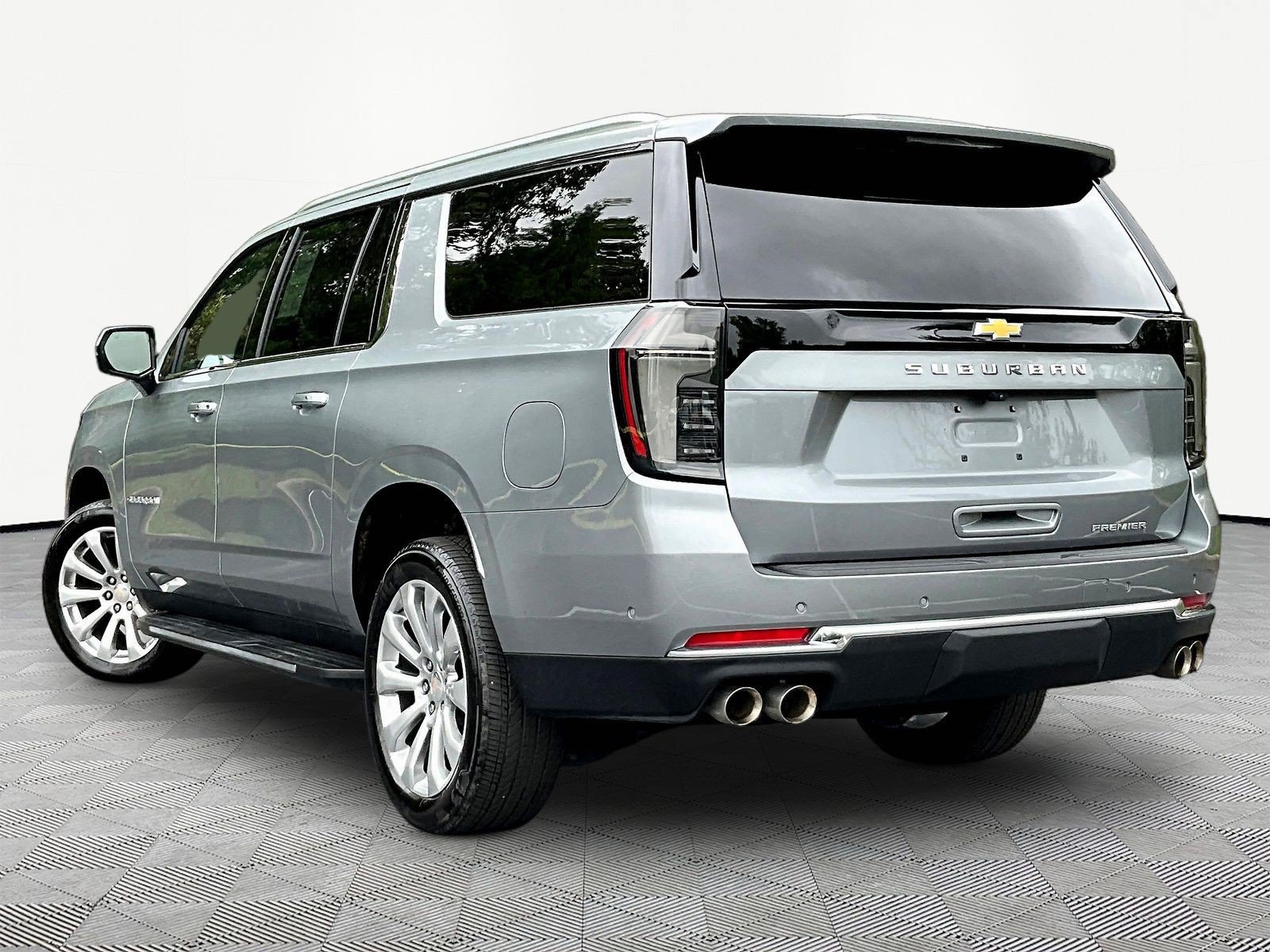 Used 2025 Chevrolet Suburban Premier AWD/4WD image 4