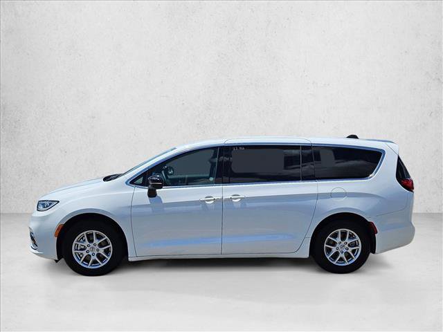 Used 2025 Chrysler Pacifica Select FWD image 8