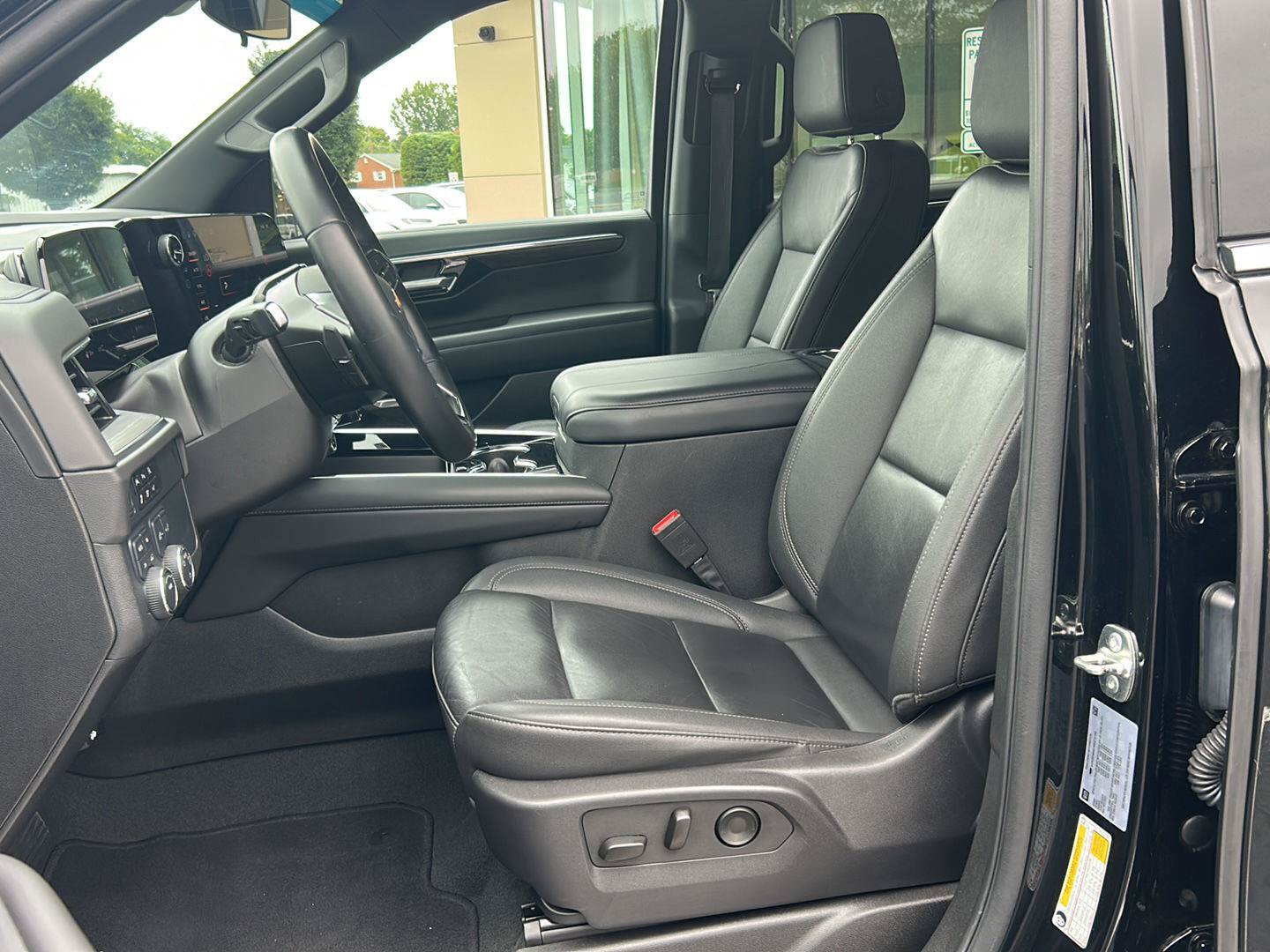 Used 2025 Chevrolet Tahoe LT AWD/4WD image 16
