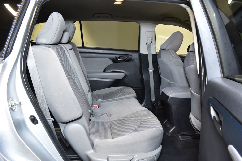 Used 2023 Toyota Highlander XLE image 28