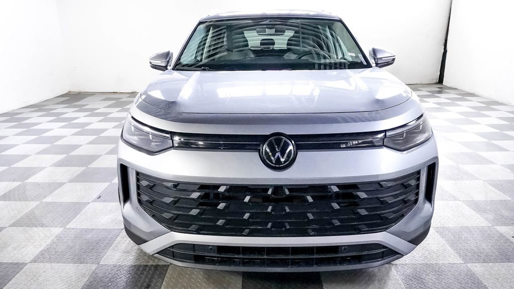 New 2025 Volkswagen Tiguan SE image 2
