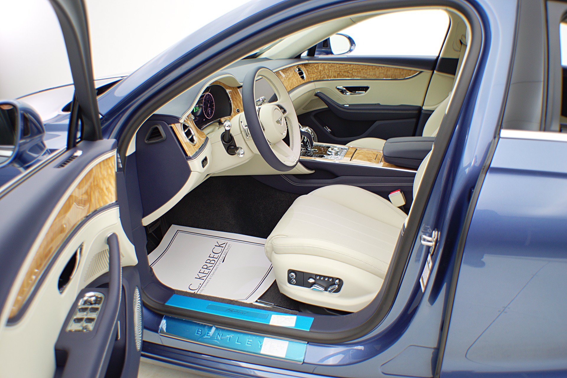 Certified 2022 Bentley Flying Spur Plug-In Hybrid AWD/4WD image 26