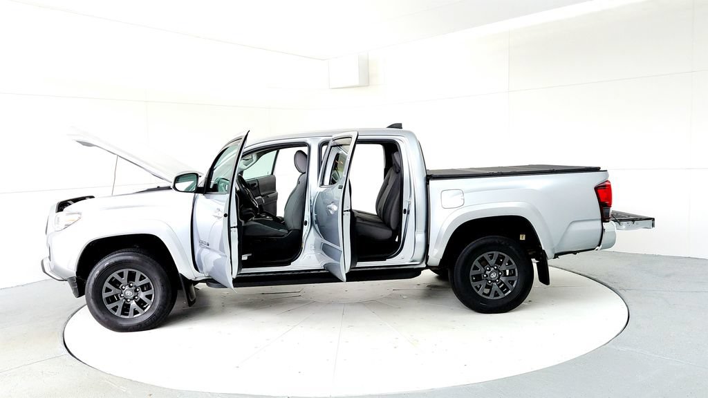 Certified 2022 Toyota Tacoma SR5 AWD/4WD image 10