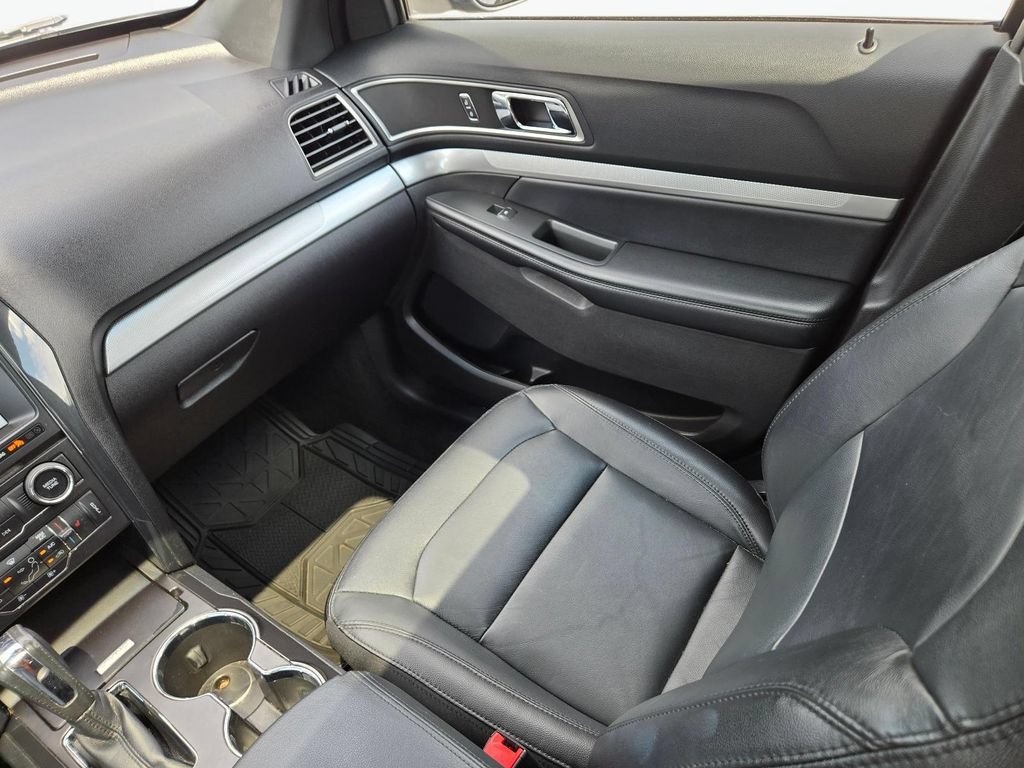Used 2017 Ford Explorer XLT w/ Equipment Group 202A FWD image 18