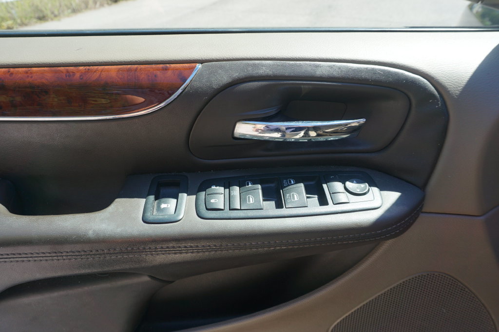 Used 2012 Chrysler Town & Country Touring w/ Entertainment Group #1 FWD image 3
