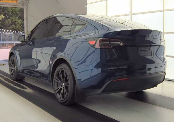 Used 2023 Tesla Model Y AWD image 3
