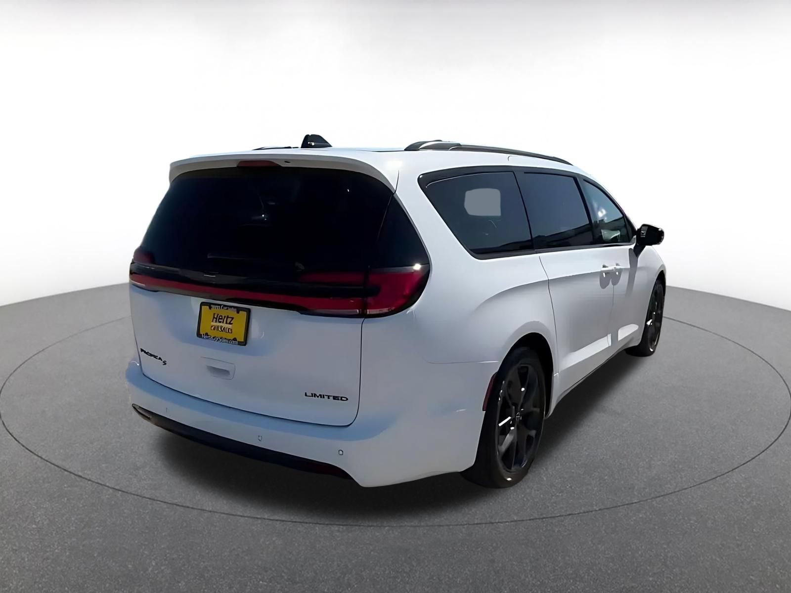 Used 2025 Chrysler Pacifica Limited FWD image 13