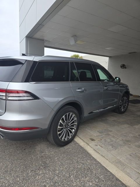 Used 2023 Lincoln Aviator AWD w/ Premium Package image 4