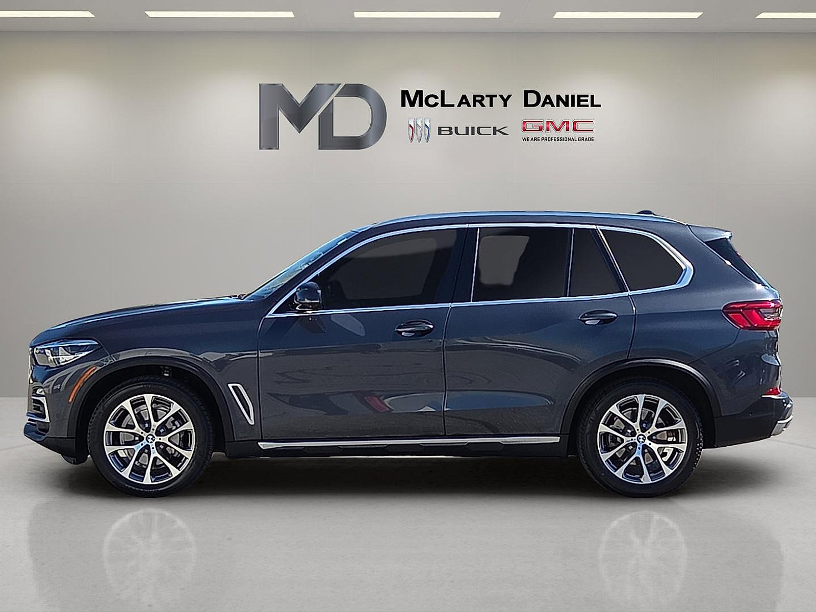Used 2019 BMW X5 xDrive40i w/ Premium Package 2 AWD/4WD image 2