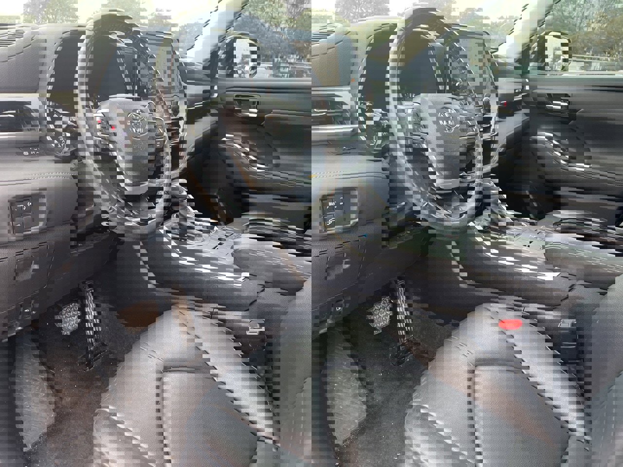 Used 2023 Toyota Highlander XLE image 9