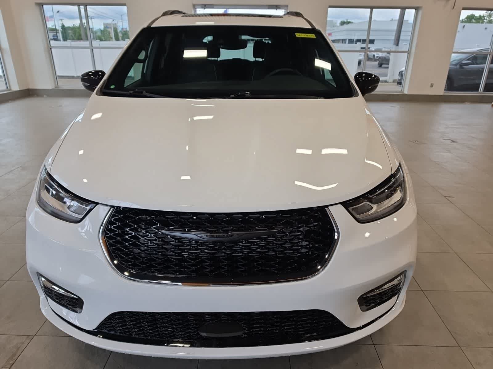 Used 2025 Chrysler Pacifica Limited FWD image 3