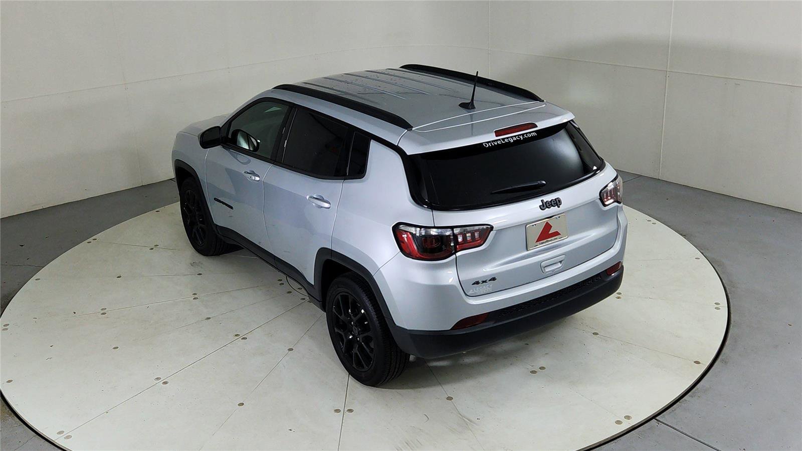 Used 2025 Jeep Compass Latitude w/ Convenience Group image 39