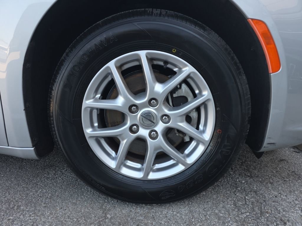 Used 2024 Chrysler Pacifica Touring-L FWD image 25