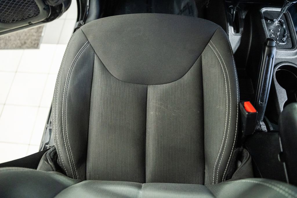 Used 2018 Jeep Wrangler Unlimited Rubicon w/ Connectivity Group image 39