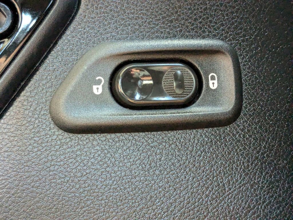 Used 2017 Jeep Wrangler Unlimited Sahara image 27