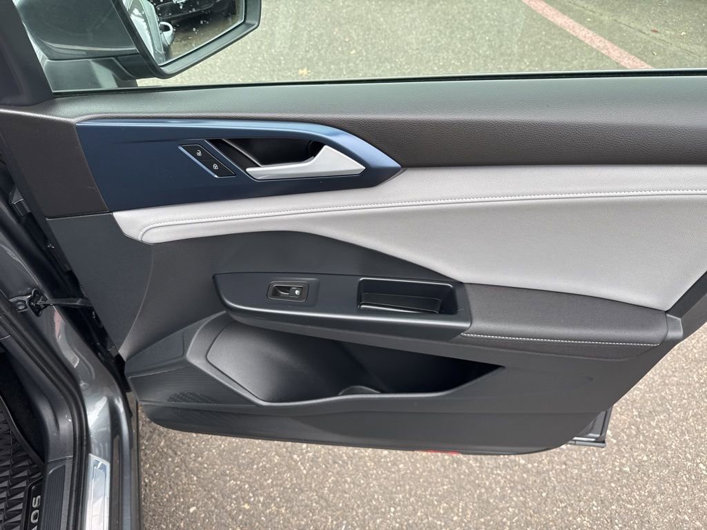 Used 2024 Volkswagen Taos SE image 30