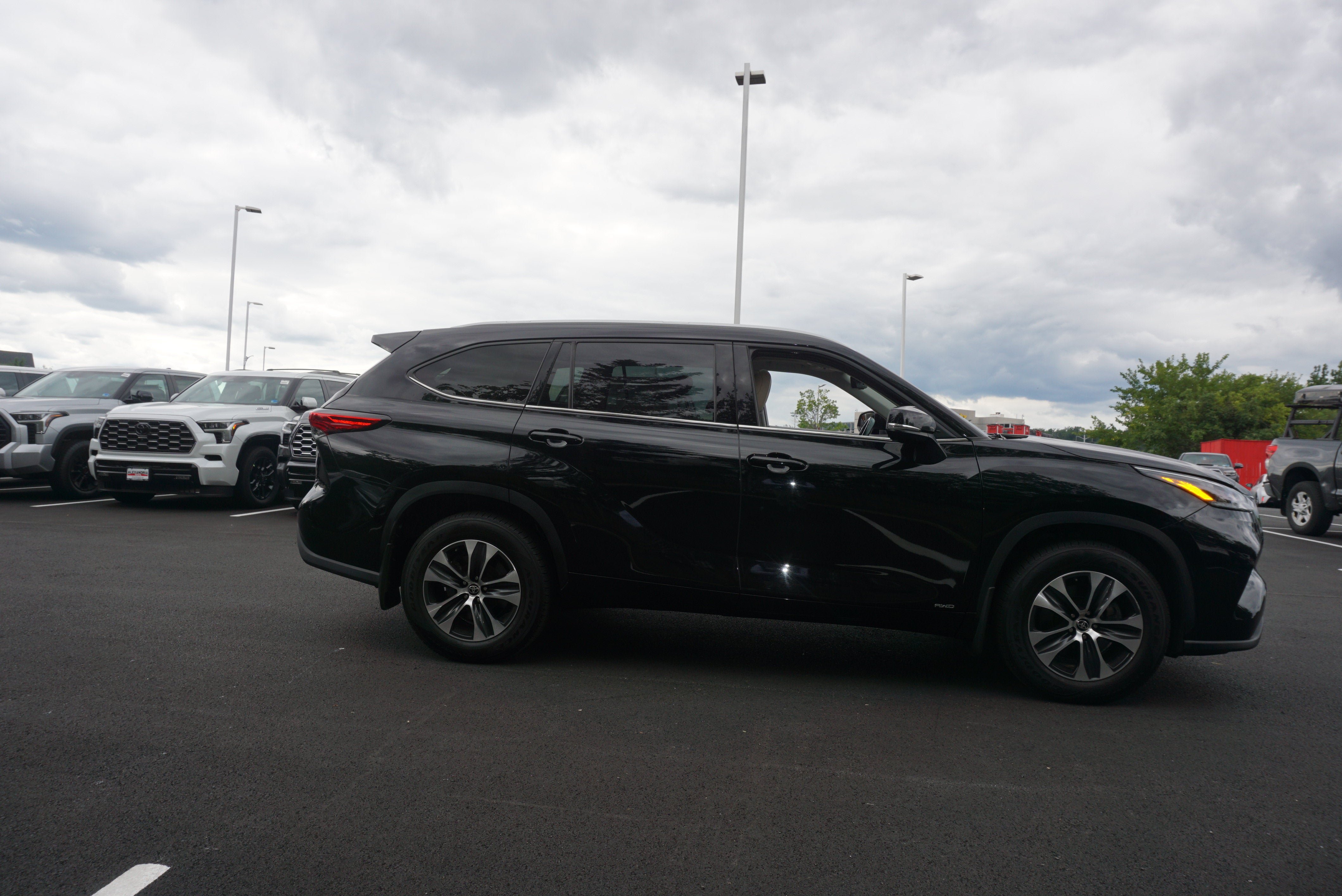Used 2022 Toyota Highlander XLE AWD/4WD image 3