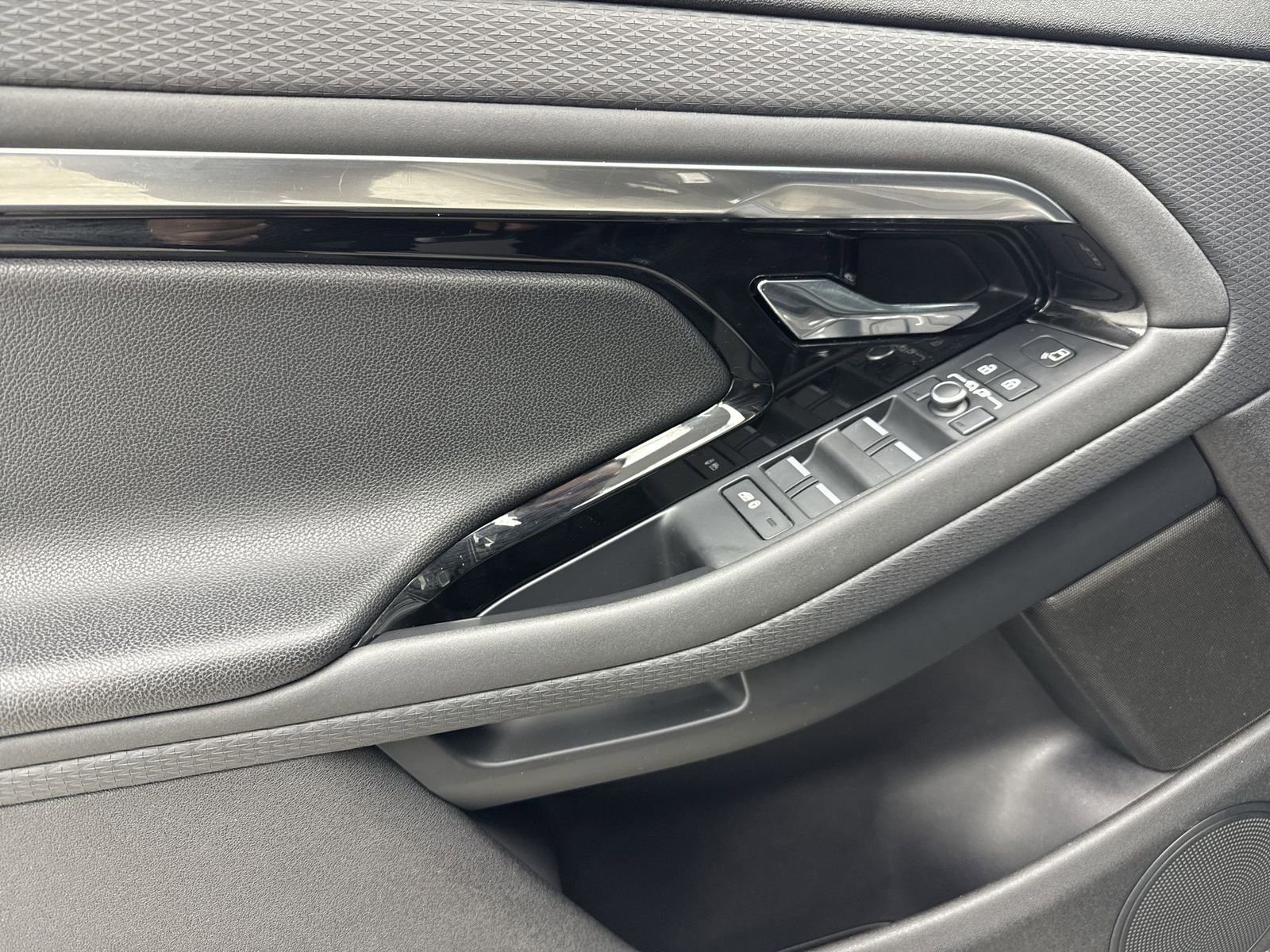 Used 2022 Land Rover Range Rover Evoque R-Dynamic S AWD/4WD image 29