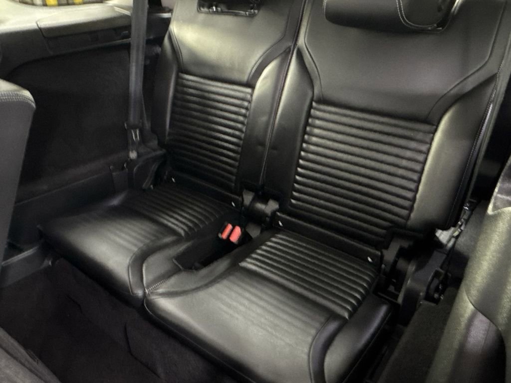 Used 2024 Land Rover Discovery S image 30