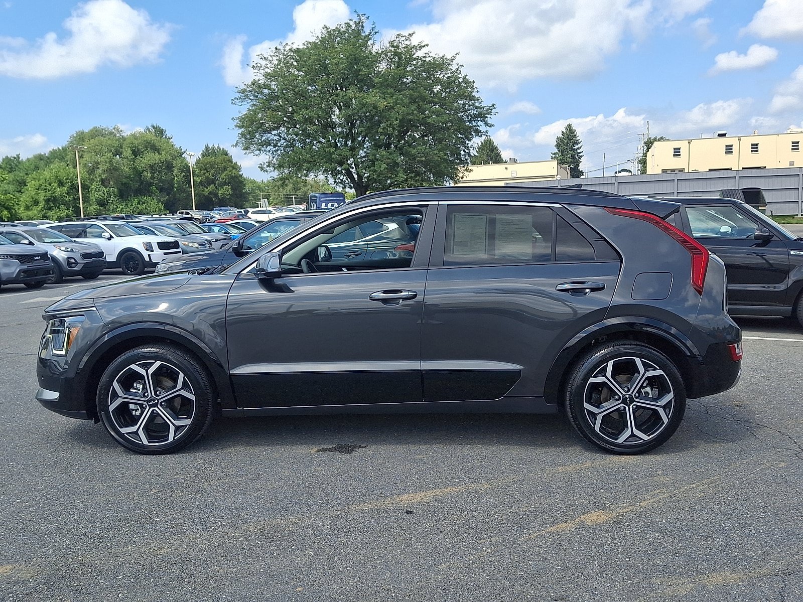 Used 2025 Kia Niro SX Touring FWD image 7