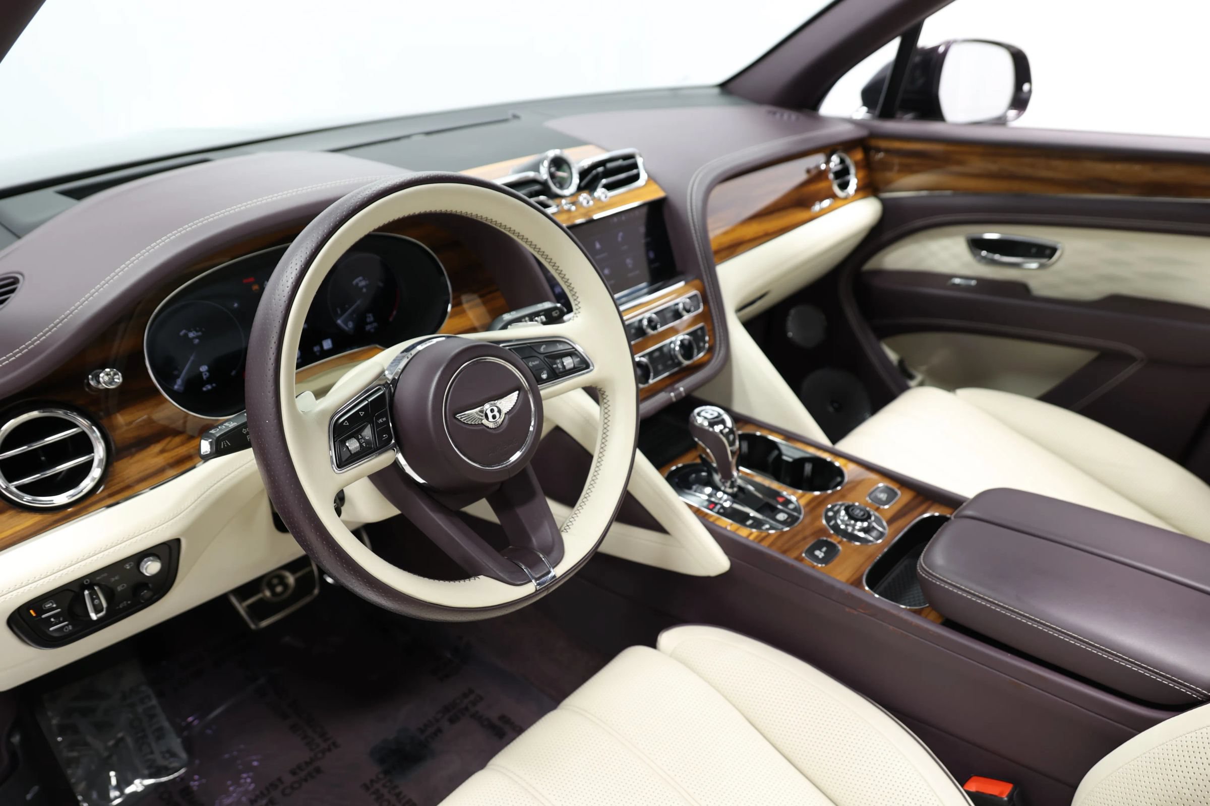Used 2023 Bentley Bentayga Extended Wheelbase AWD/4WD image 2