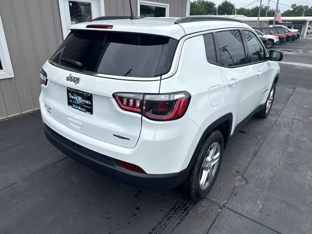 Used 2023 Jeep Compass Latitude w/ Convenience Group AWD/4WD image 3