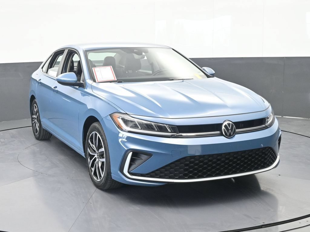 Used 2025 Volkswagen Jetta SE FWD image 9