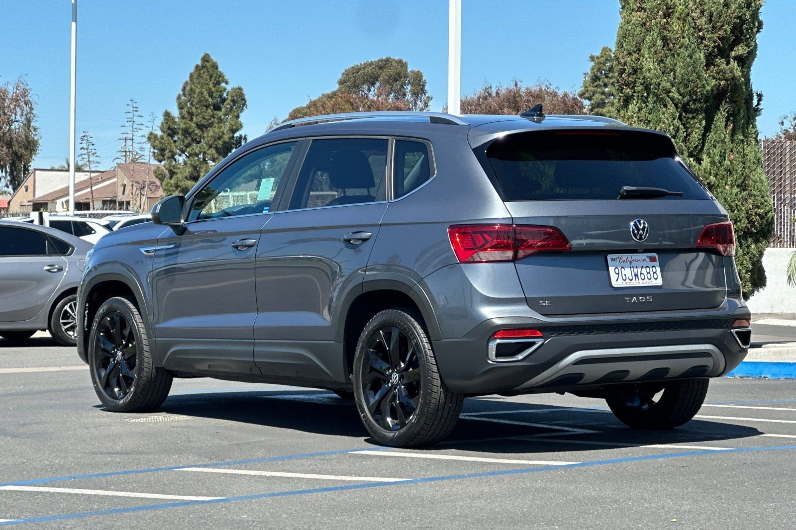 Used 2023 Volkswagen Taos SE w/ Black Wheel Package FWD image 6