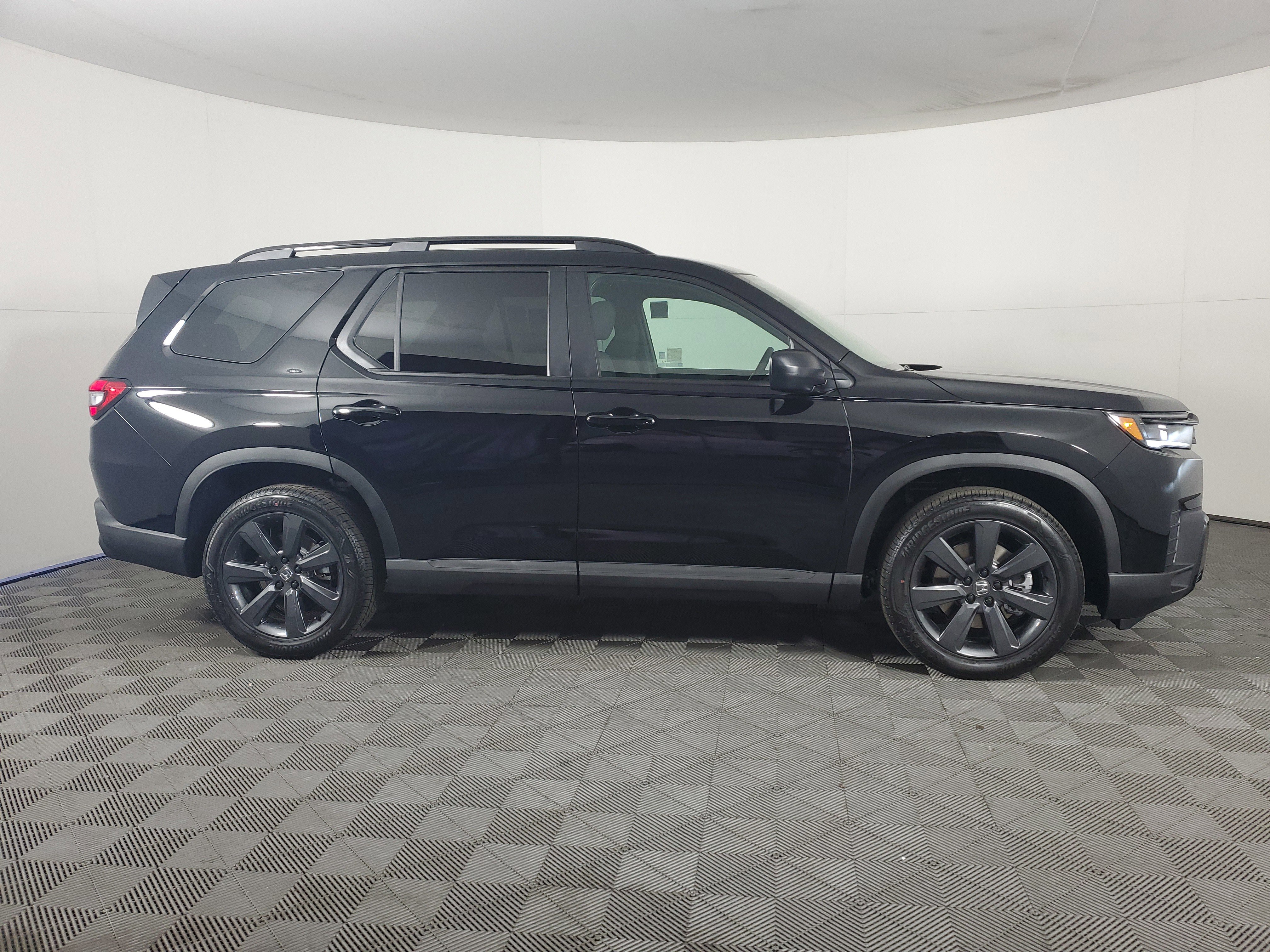 New 2026 Honda Pilot Sport image 3