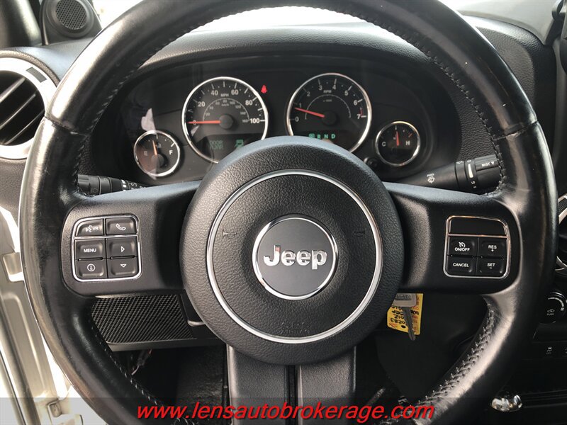 Used 2012 Jeep Wrangler Rubicon w/ Connectivity Group AWD/4WD image 12