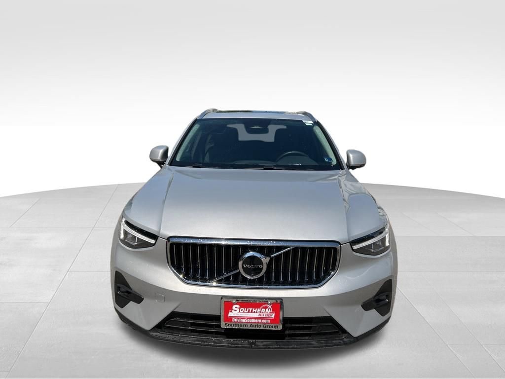 Used 2025 Volvo XC40 B5 Plus AWD/4WD image 8