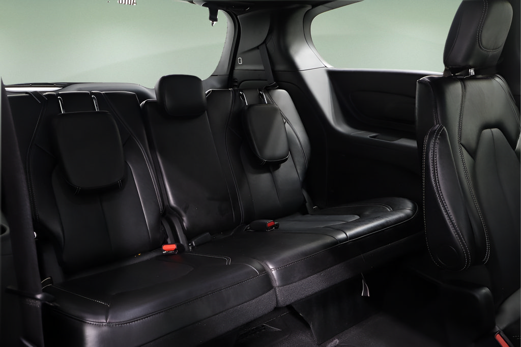 Used 2025 Chrysler Pacifica Select FWD image 18