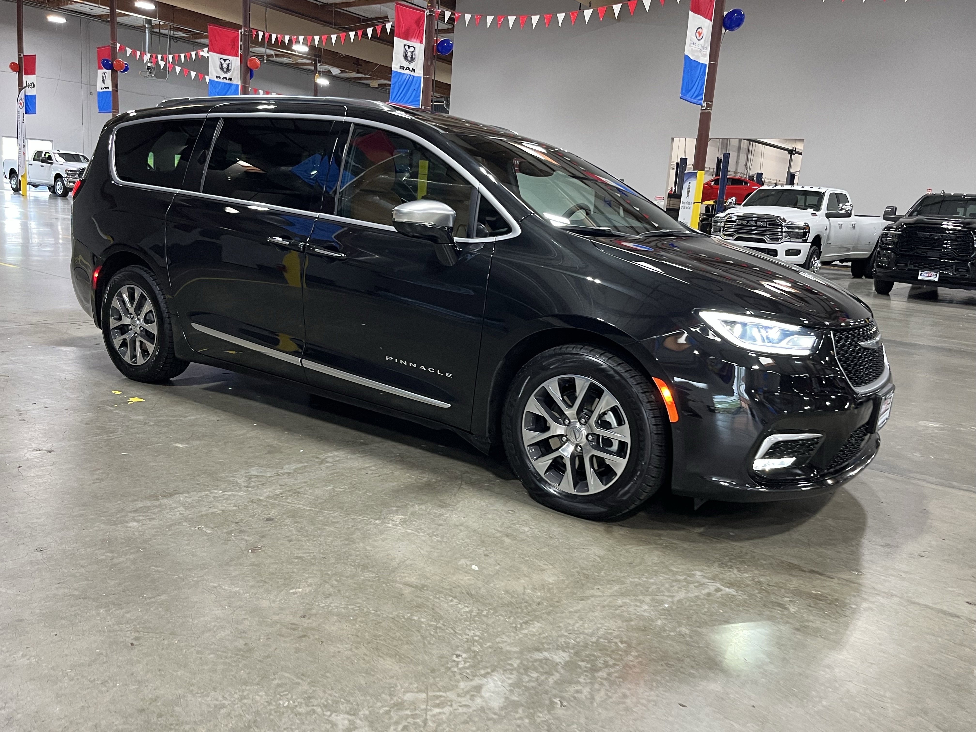 Used 2023 Chrysler Pacifica Pinnacle image 7