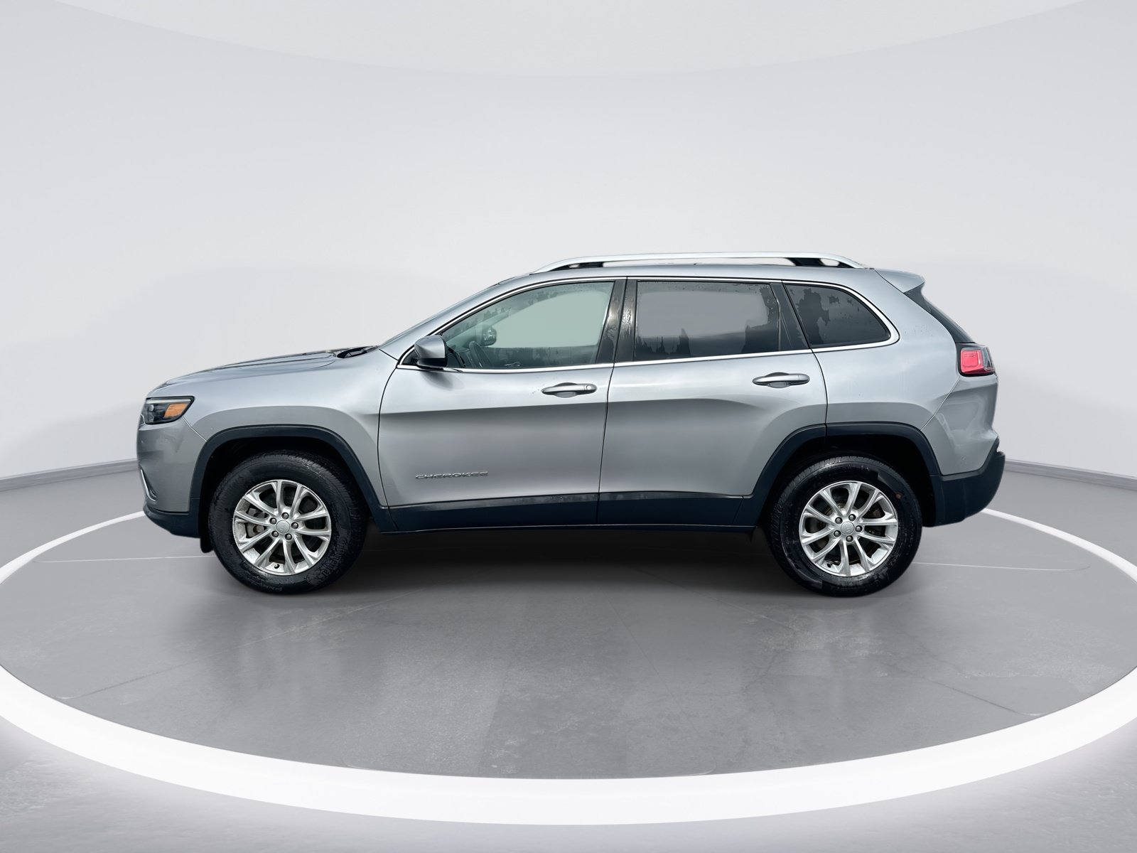 Used 2019 Jeep Cherokee Latitude w/ Cold Weather Group AWD/4WD image 6