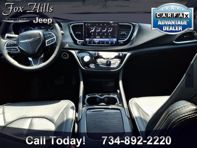 Used 2026 Chrysler Pacifica Limited FWD image 14