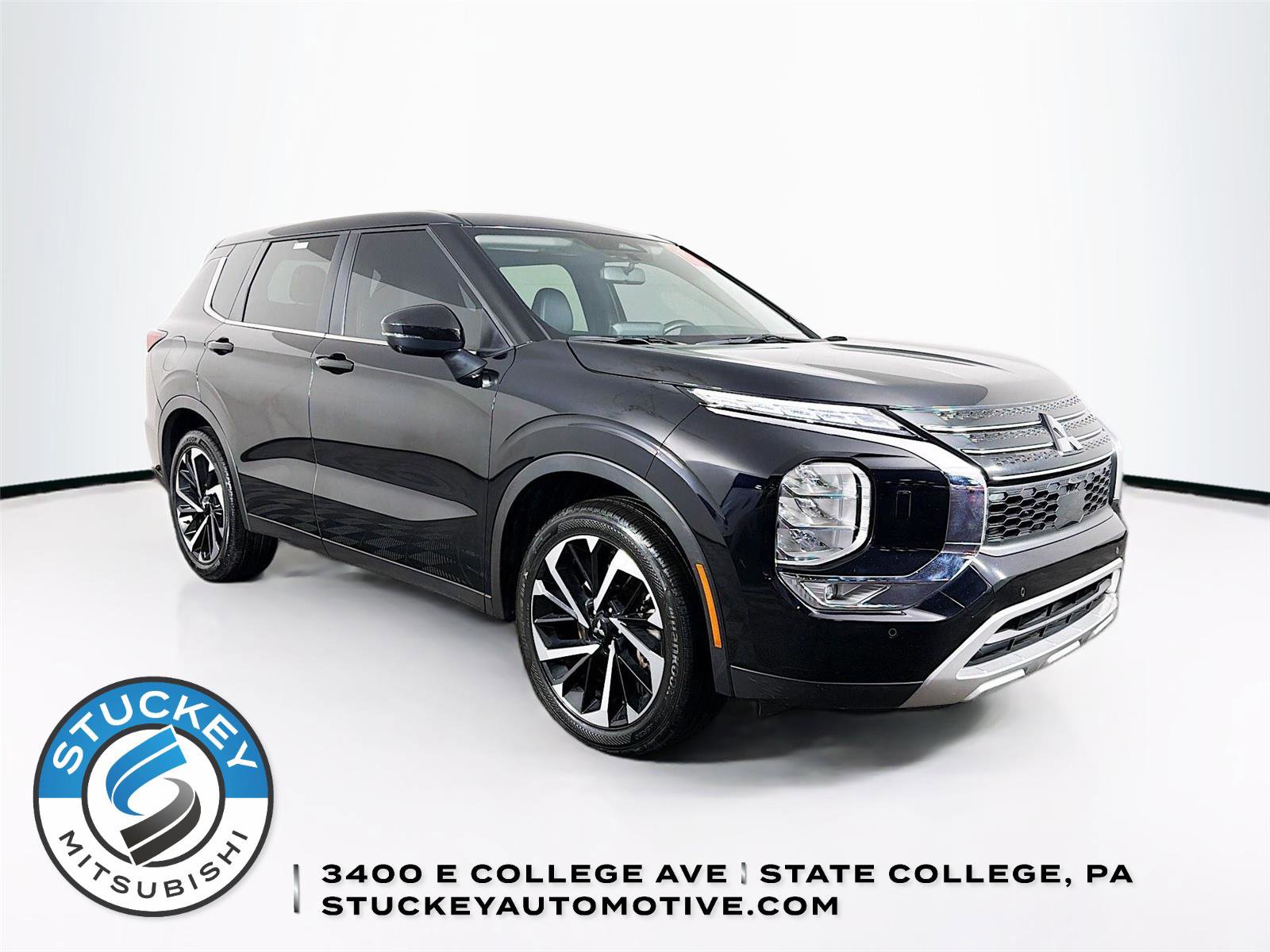 Used 2023 Mitsubishi Outlander SE image 1