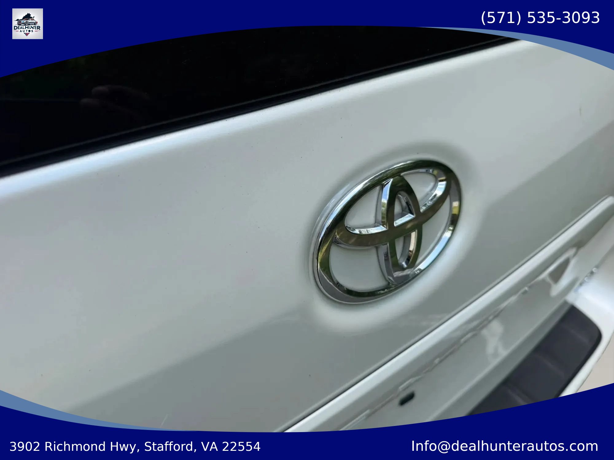 Used 2015 Toyota Sienna XLE w/ XLE Navigation Package FWD image 9
