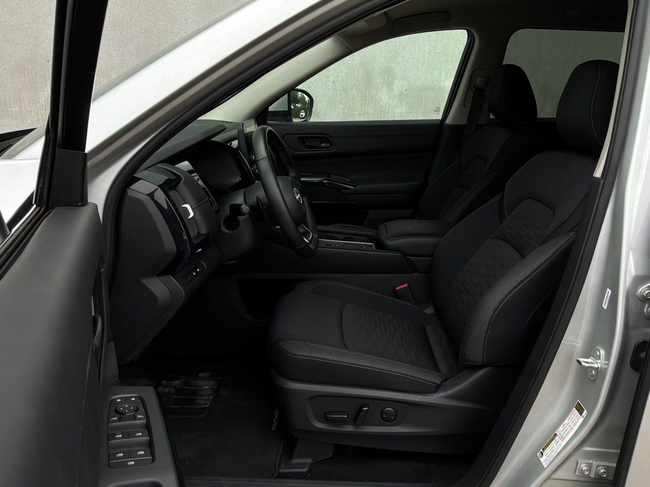 Used 2025 Nissan Pathfinder SV image 10