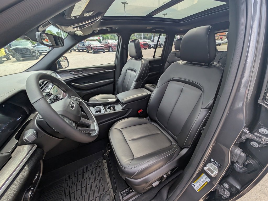 Used 2024 Jeep Grand Cherokee Limited image 14