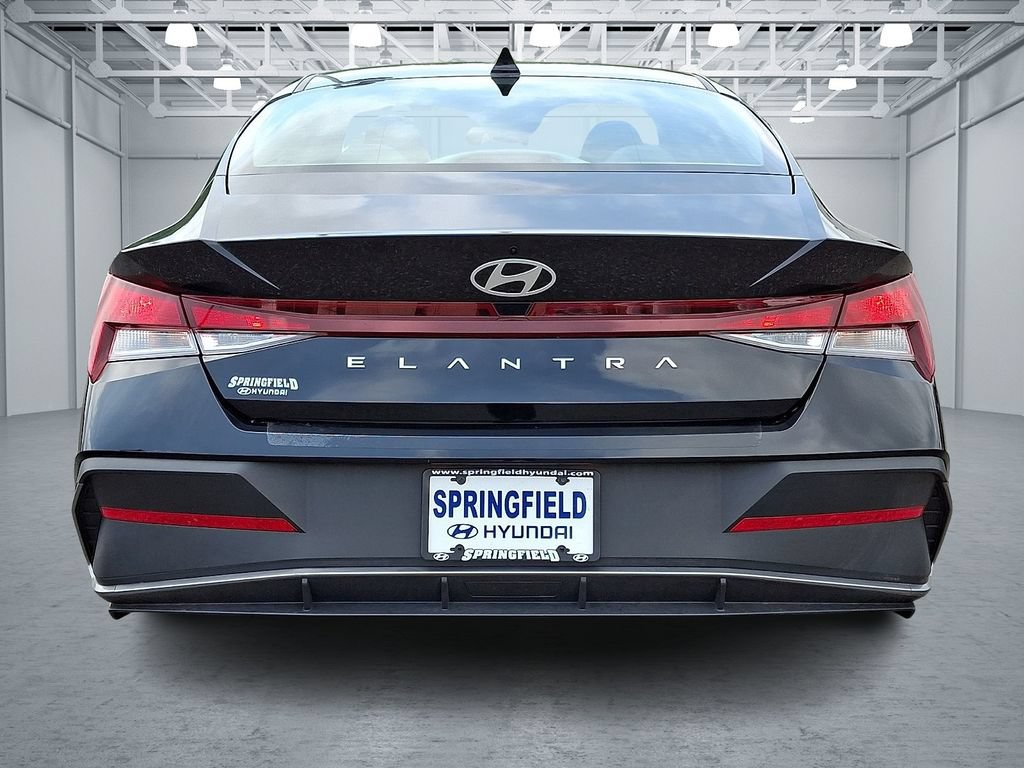 Certified 2025 Hyundai Elantra SE w/ Cargo Package FWD image 5
