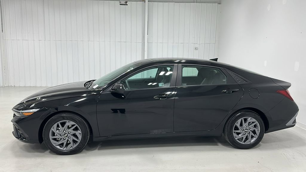Certified 2024 Hyundai Elantra SEL image 2
