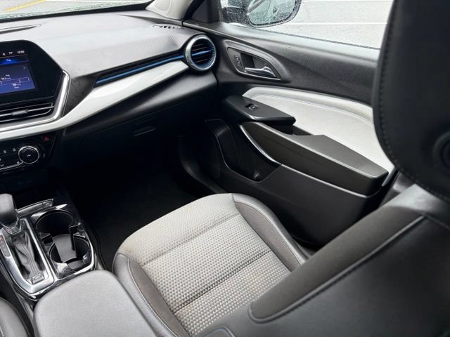 Used 2026 Chevrolet Trax LT w/ LT Convenience Package FWD image 32