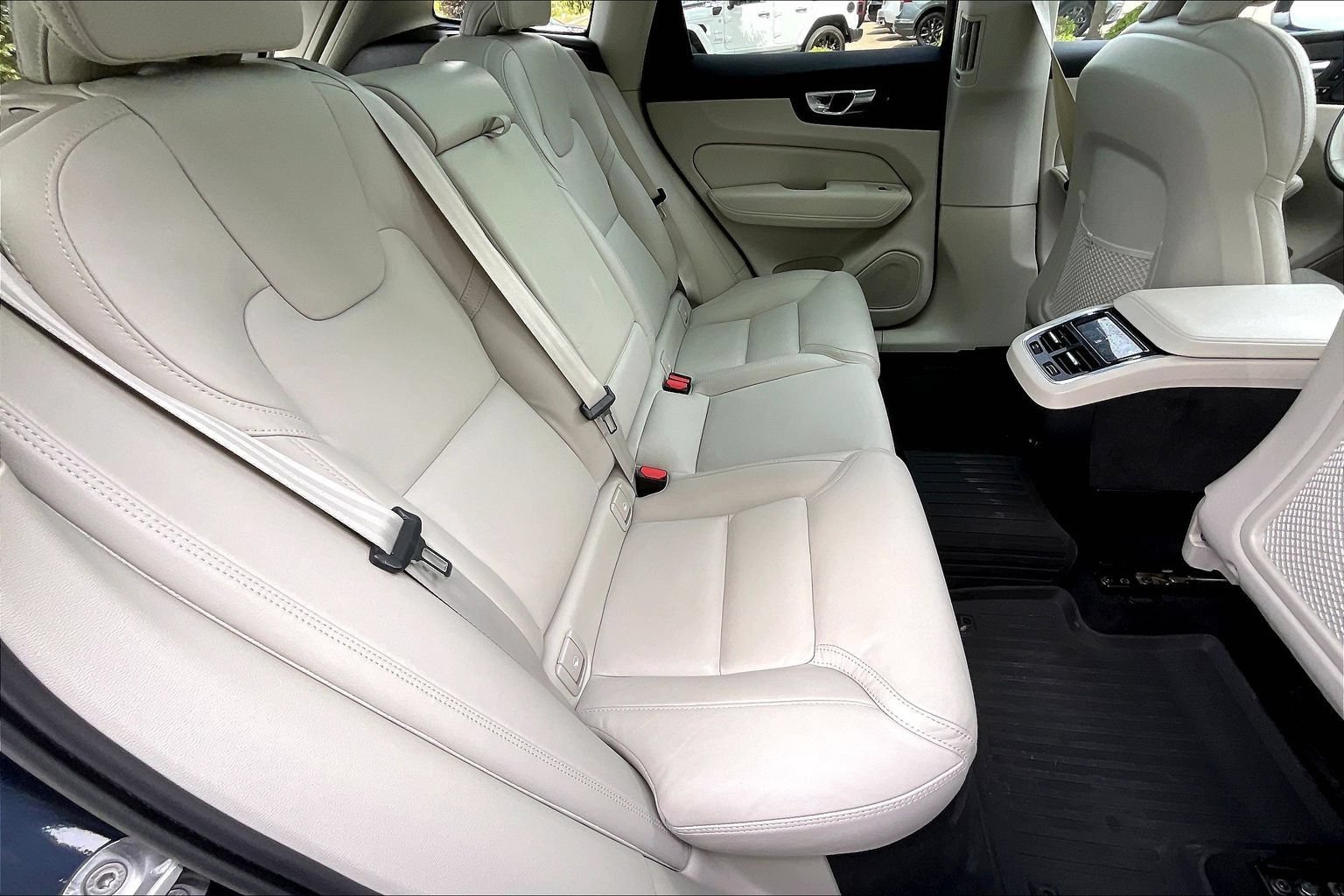 Used 2023 Volvo XC60 B6 Ultimate w/ Climate Package AWD/4WD image 21