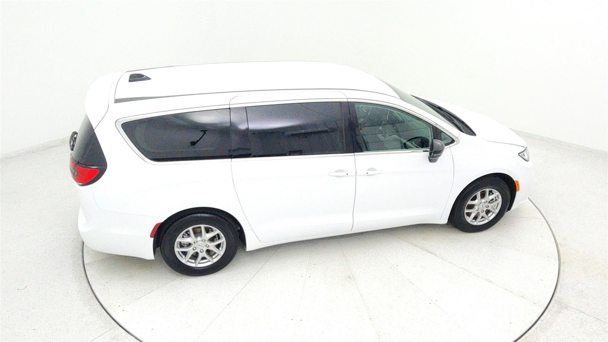 Used 2024 Chrysler Pacifica Touring-L FWD image 40