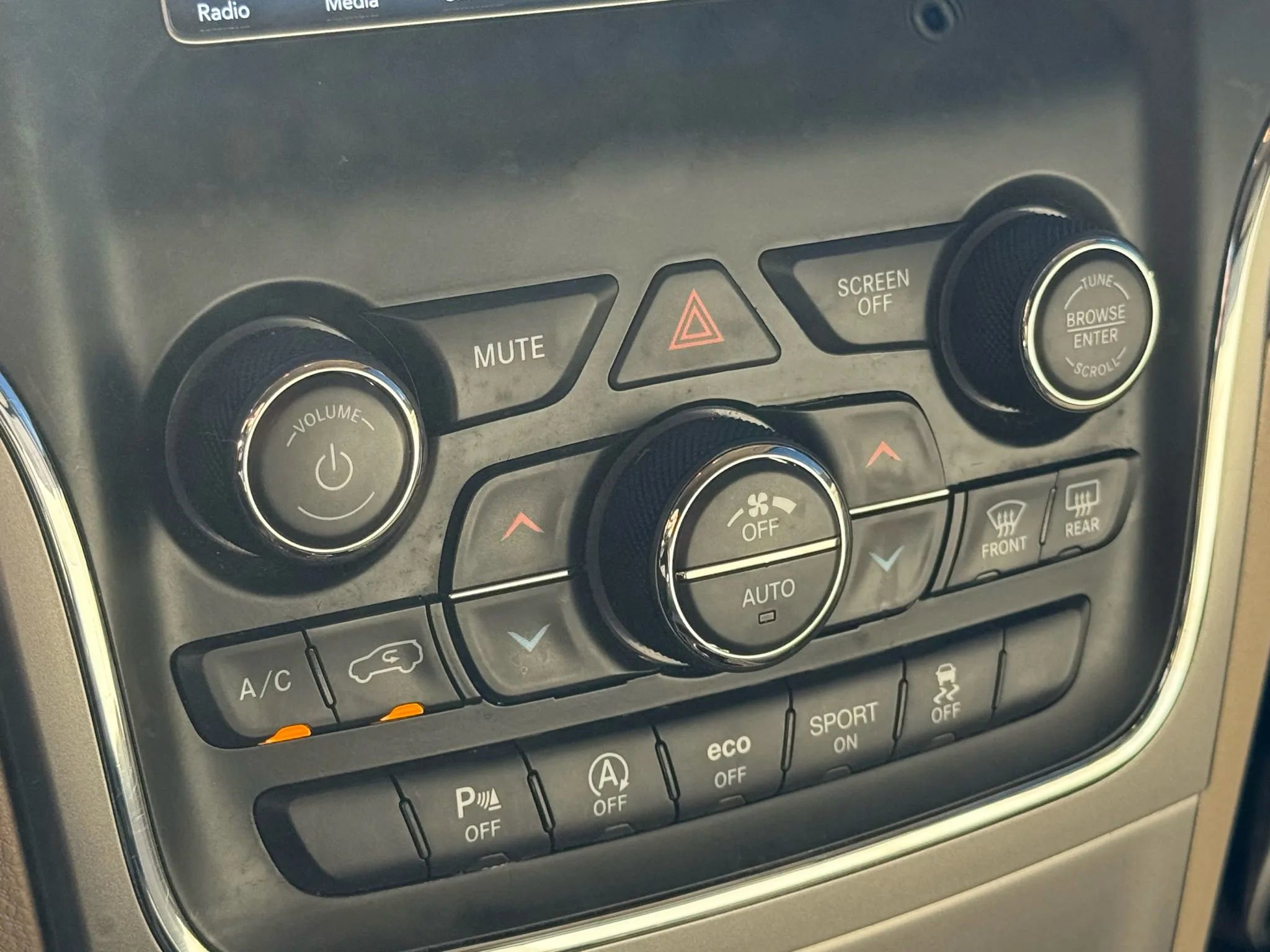 Used 2021 Jeep Grand Cherokee Laredo image 42