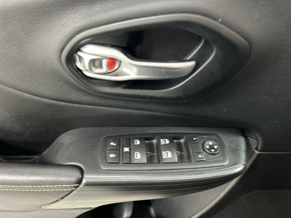 Used 2016 Jeep Cherokee Limited AWD/4WD image 11