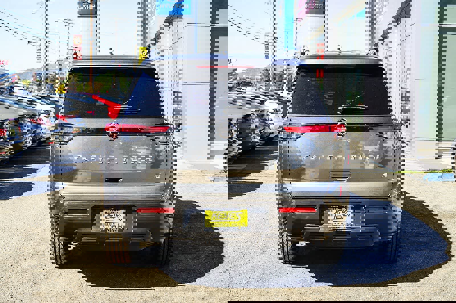 Used 2022 Nissan Pathfinder SV image 3