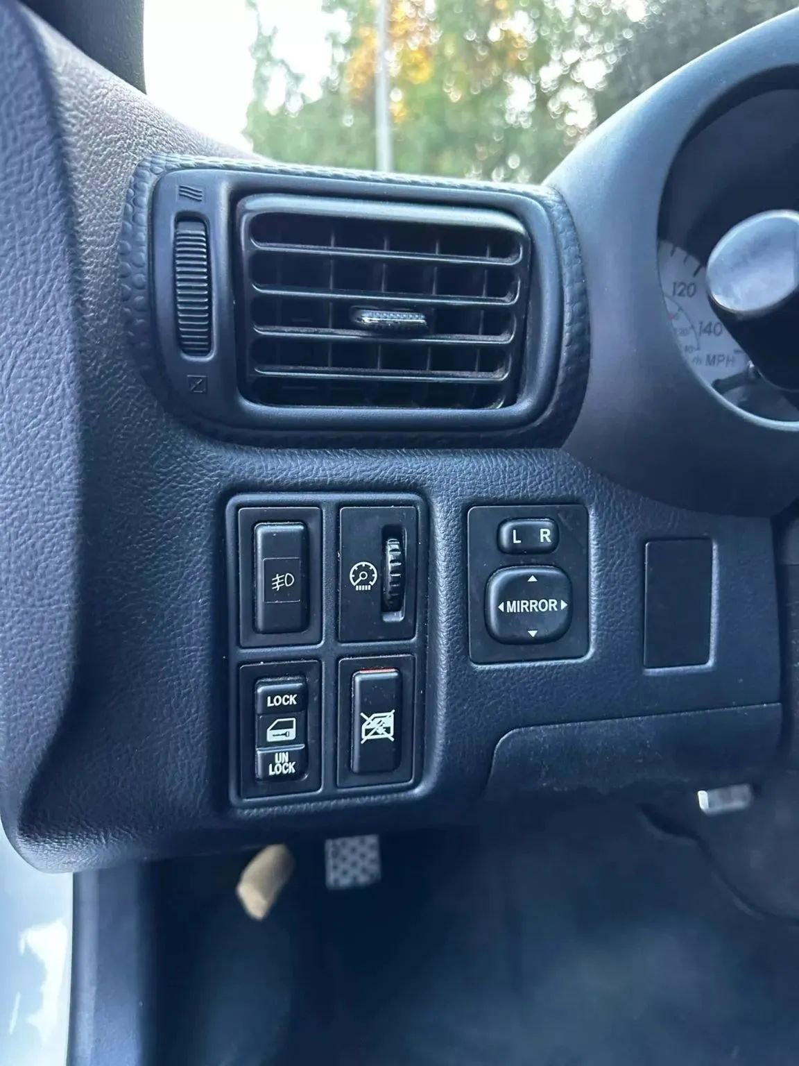 Used 2005 Toyota MR2 image 21