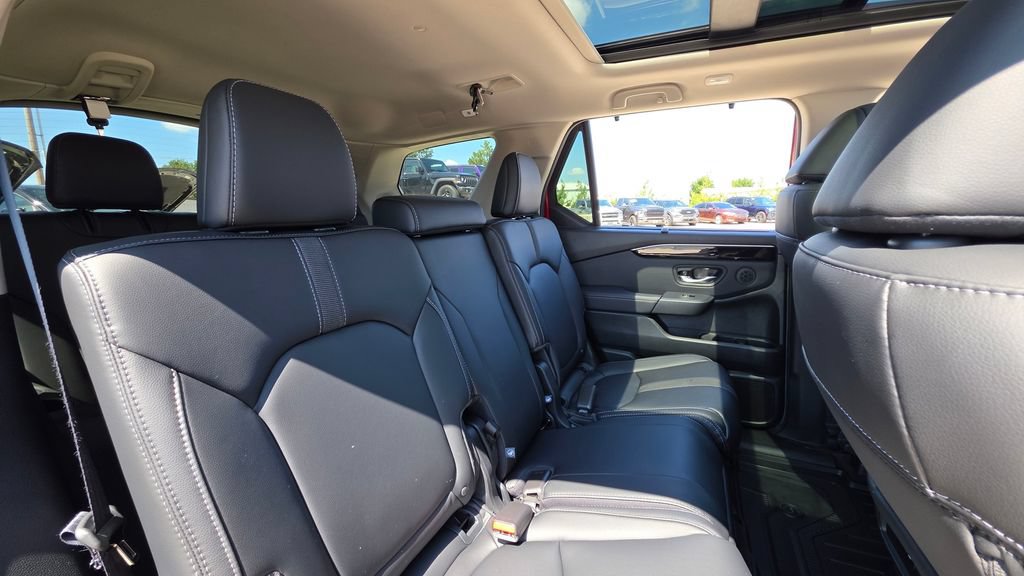 Certified 2025 Honda Pilot Touring image 14
