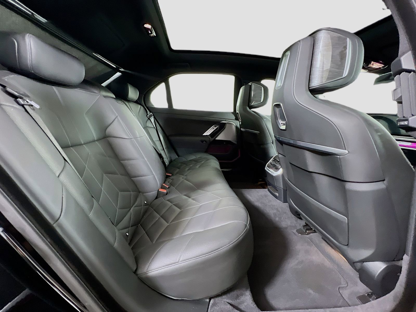 Used 2025 BMW 740i xDrive image 30